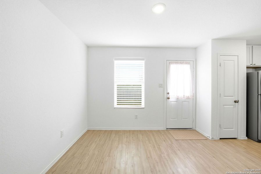 Spacious, unfurnished interior of a new home in Lodi Grove, Floresville (Image 26).