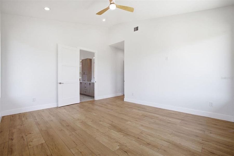 Spacious, unfurnished interior of a new home in , St. Petersburg (Image 41).