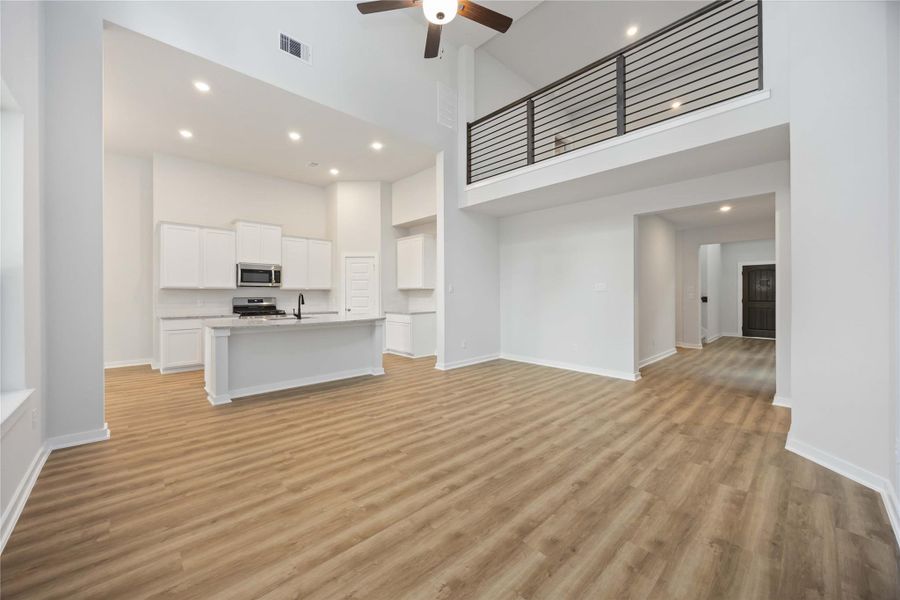 Spacious, unfurnished interior of a new home in Deer Pines, Conroe (Image 17).