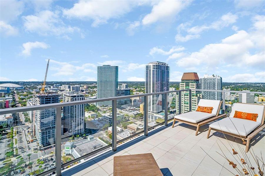 Condo located in St. Petersburg, FL showcasing its design and architecture (Image 26).