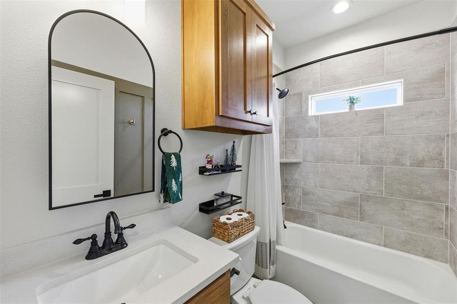 Furnished interior view inside a new home in , Lipan (Image 18).