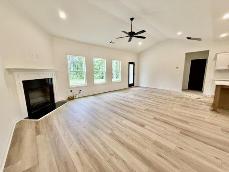 Spacious, unfurnished interior of a new home in Oakview, Pine Mountain (Image 12).