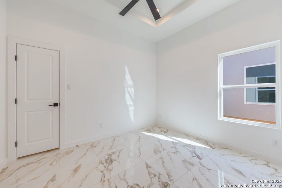 Spacious, unfurnished interior of a new home in , Laredo (Image 17).