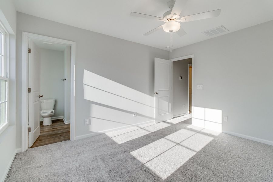 Spacious, unfurnished interior of a new home in Astoria, Columbia (Image 23).