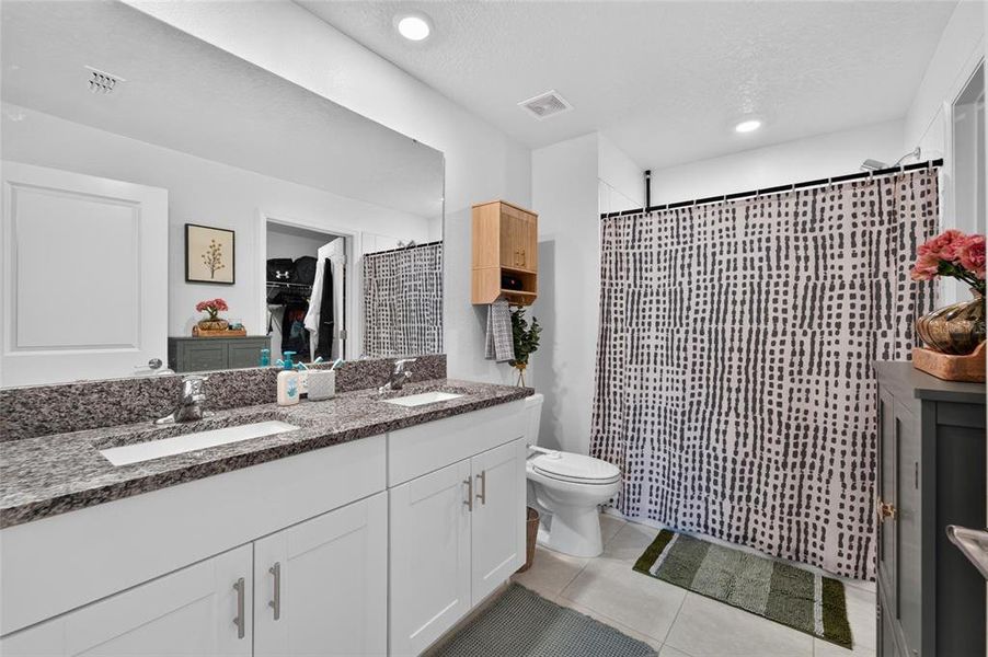 Furnished interior view inside a new home in , Bartow (Image 17).