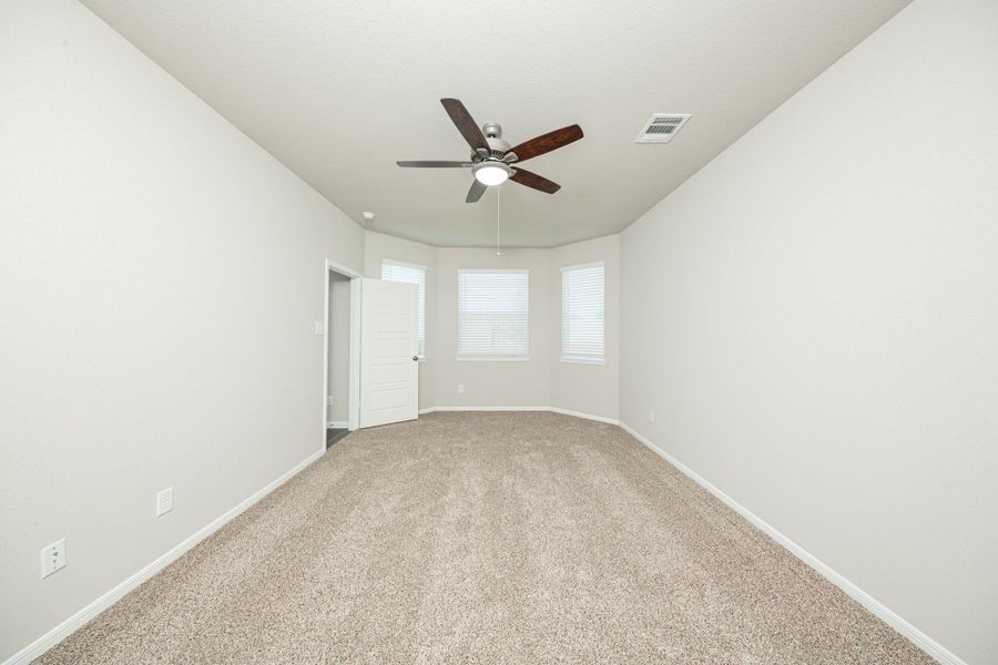 Spacious, unfurnished interior of a new home in Mackenzie Creek, Conroe (Image 15).