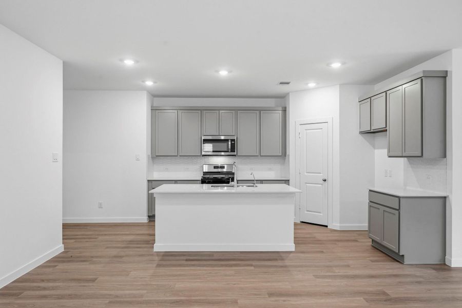 Furnished interior view inside a new home in Silverthorne, Conroe (Image 8).