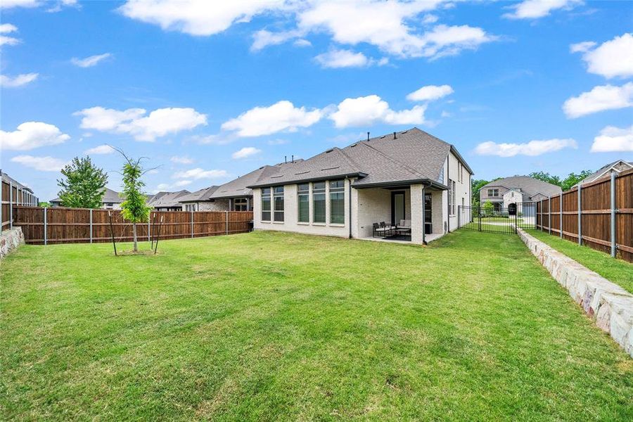 Exterior details and patio area of a home in Willow Grove, Melissa (Image 3).