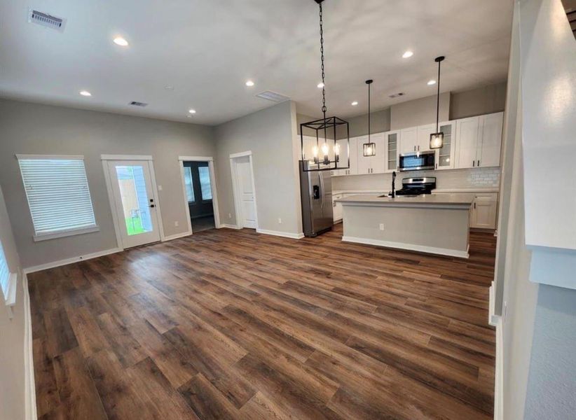 Spacious, unfurnished interior of a new home in 420 Benbrook, Houston (Image 15). Spacious, unfurnished interior of a new home in 420 Benbrook, Houston (Image 15).