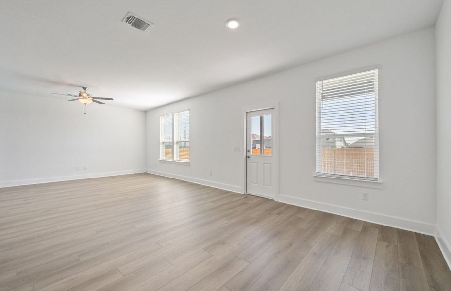 Spacious, unfurnished interior of a new home in Crosswinds, Kyle (Image 18).