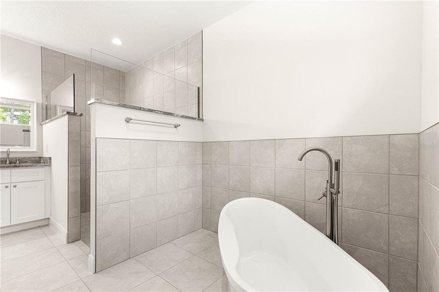 Furnished interior view inside a new home in , Dunnellon (Image 26).