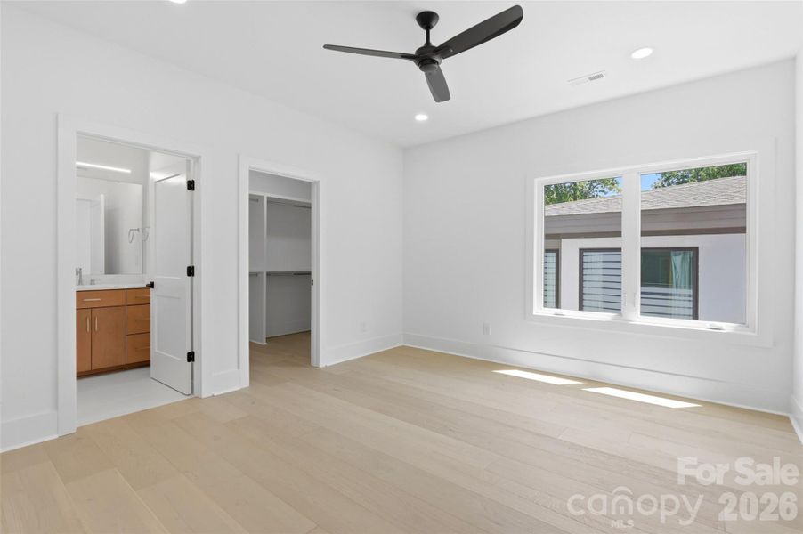 3rd bed with huge walk-in closet