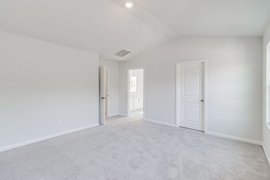 Spacious, unfurnished interior of a new home in Bluefield, Lexington (Image 26).