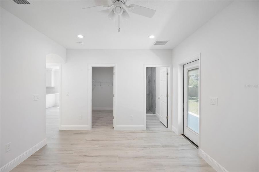 Spacious, unfurnished interior of a new home in , Plant City (Image 24).