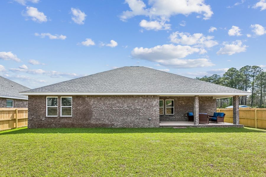 Exterior details and patio area of a home in Buckeyes Landing, Navarre (Image 26).