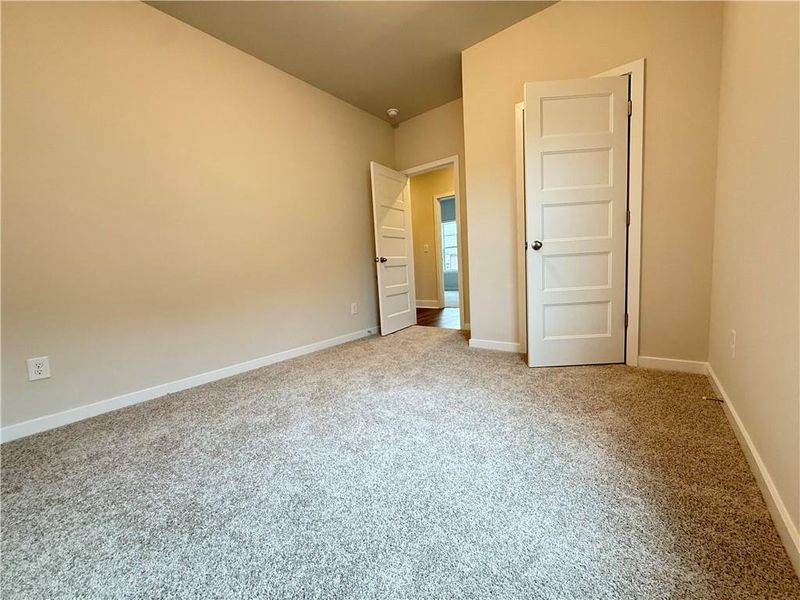 Spacious, unfurnished interior of a new home in Ponderosa Farms Manor, Gainesville (Image 15).