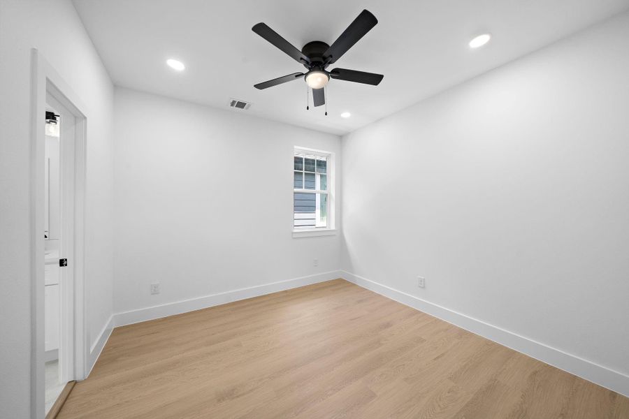 The other secondary bedroom. The other secondary bedroom.