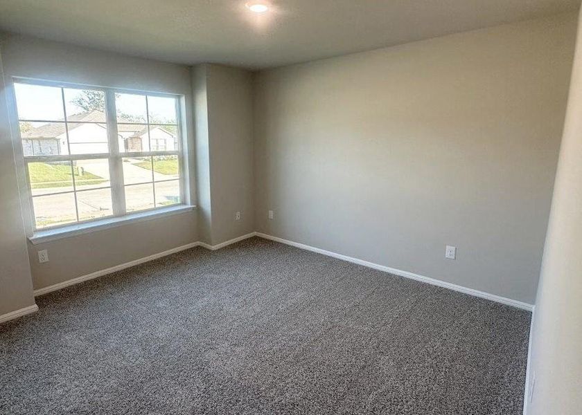 Spacious, unfurnished interior of a new home in Sandy Beach, Azle (Image 9).