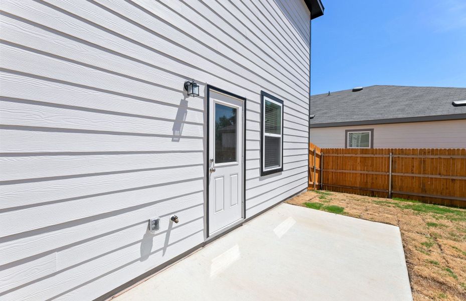 Exterior details and patio area of a home in Skyview, Belton (Image 4).