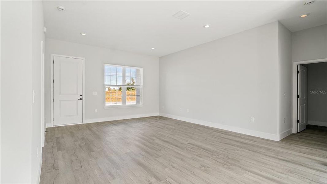 Spacious, unfurnished interior of a new home in , Ocala (Image 20).