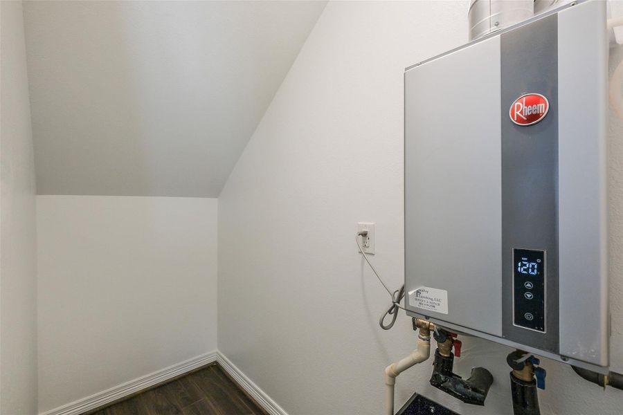 Spacious, unfurnished interior of a new home in , Houston (Image 45).