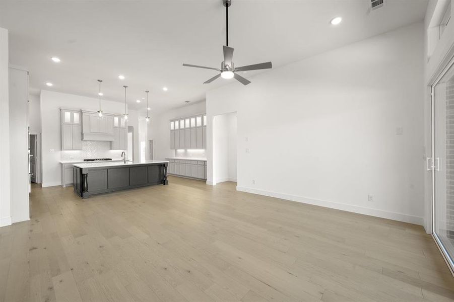 Spacious, unfurnished interior of a new home in High Country, Burleson (Image 25).