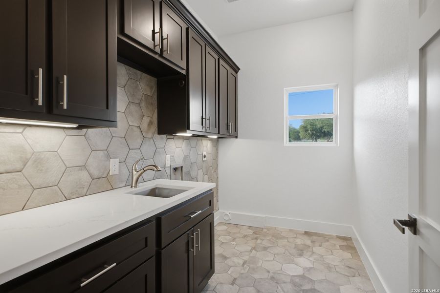 Furnished interior view inside a new home in , Blanco (Image 38).