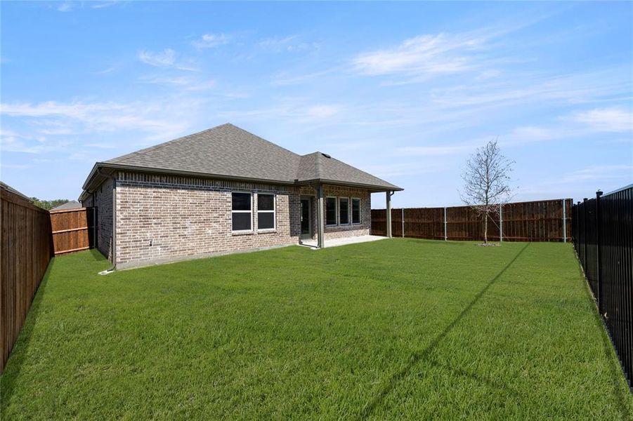 Exterior details and patio area of a home in Creekside, Royse City (Image 22).