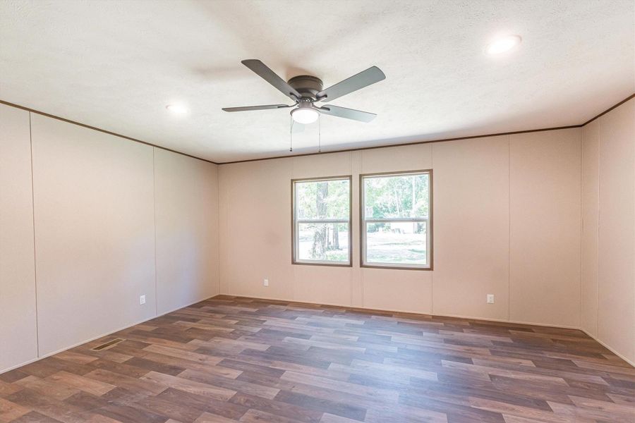 Spacious, unfurnished interior of a new home in , Conroe (Image 26).
