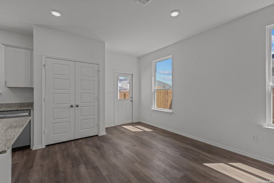 Spacious, unfurnished interior of a new home in Davis Ranch, San Antonio (Image 25).