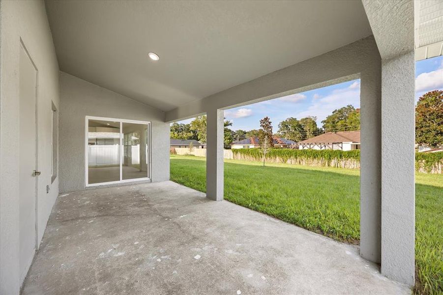 Spacious, unfurnished interior of a new home in , Deland (Image 17).