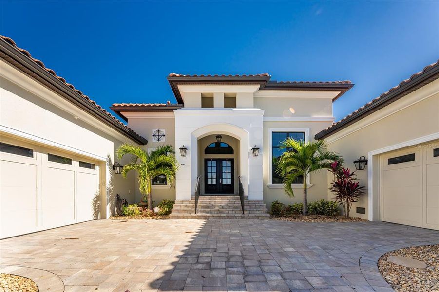 Exterior details and patio area of a home in , Port Charlotte (Image 3).