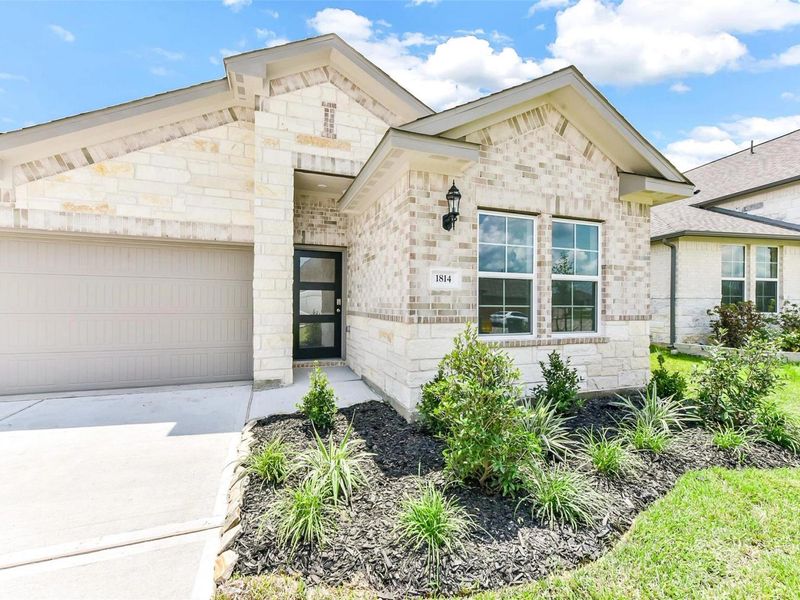 Exterior details and patio area of a home in Sierra Vista, Rosharon (Image 2). Exterior details and patio area of a home in Sierra Vista, Rosharon (Image 2).