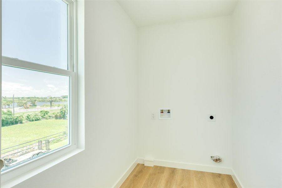 Spacious, unfurnished interior of a new home in , Galveston (Image 19).