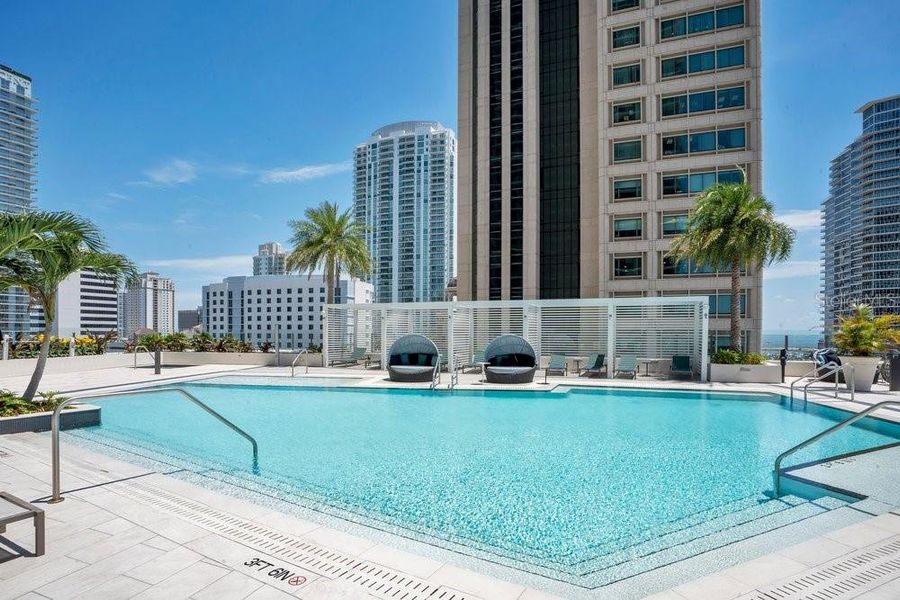 Condo located in St. Petersburg, FL showcasing its design and architecture (Image 41).