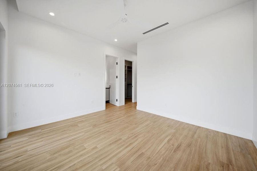 Spacious, unfurnished interior of a new home in , Fort Lauderdale (Image 61).