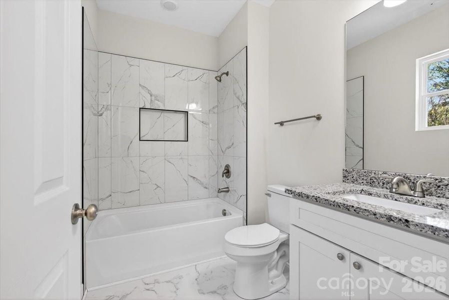 Primary bedroom has en-suite bathroom