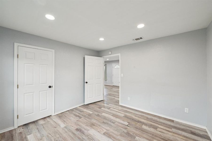 Spacious, unfurnished interior of a new home in , Weatherford (Image 28).