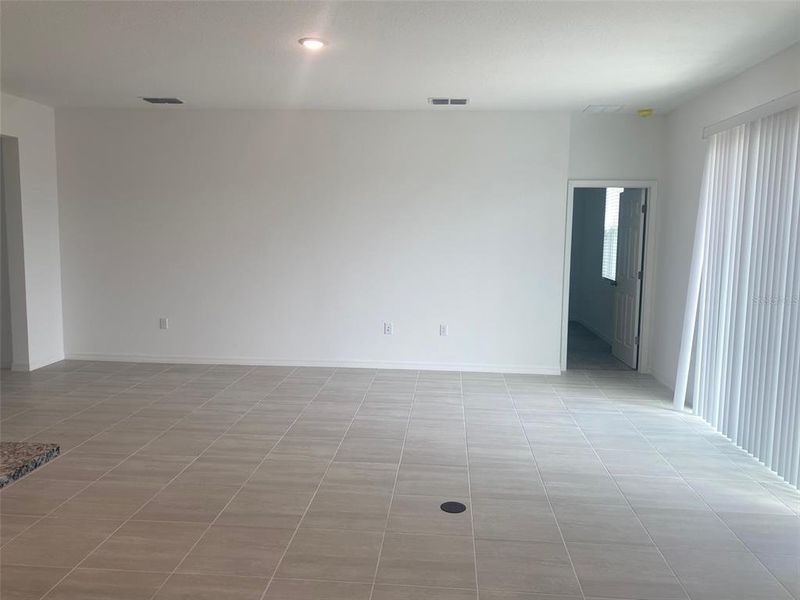 Spacious, unfurnished interior of a new home in Hodges Reserve, Howey-in-the-Hills (Image 8).