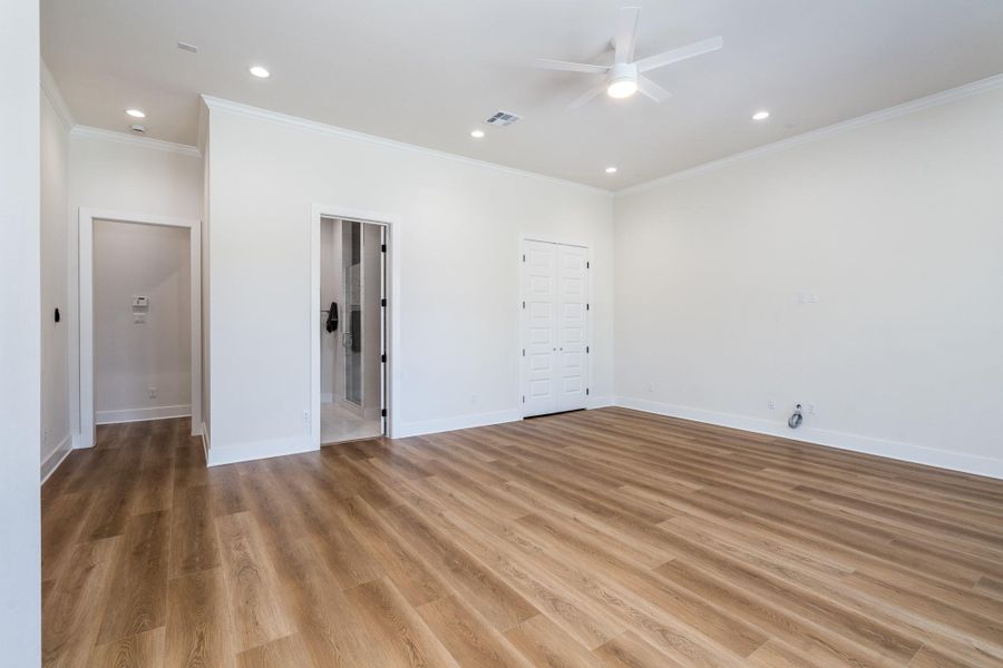 This room offers an ensuite bathroom and ceiling fan. This room offers an ensuite bathroom and ceiling fan.