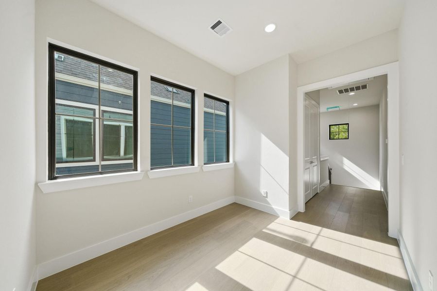 Spacious, unfurnished interior of a new home in Spring Valley Creek, Houston (Image 20).