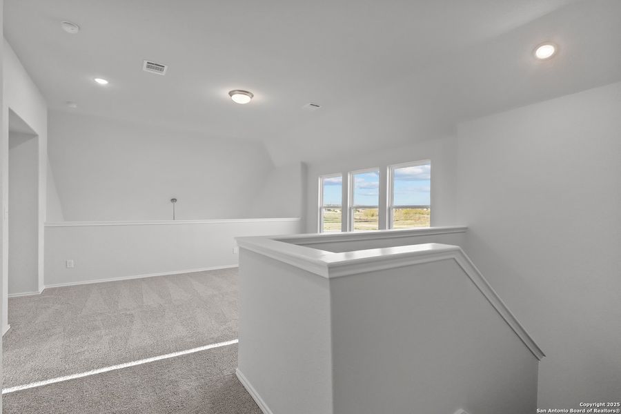 Spacious, unfurnished interior of a new home in Sunflower Ridge, New Braunfels (Image 18).