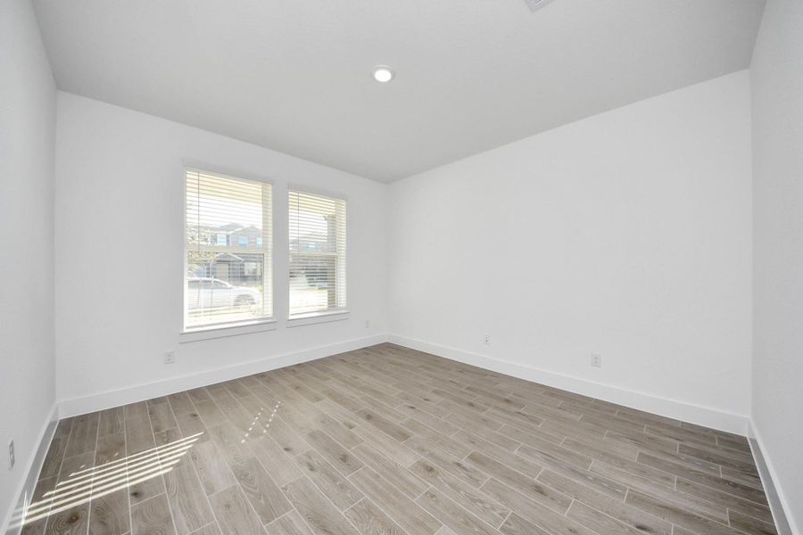 Spacious, unfurnished interior of a new home in Sunterra: Landmark Collection, Katy (Image 30).