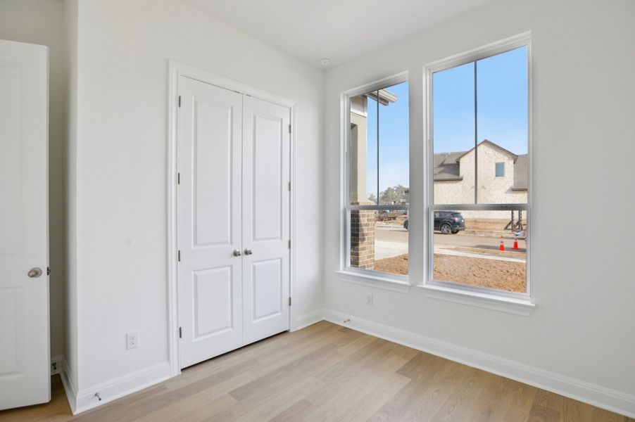 Spacious, unfurnished interior of a new home in Persimmon, Buda (Image 11).