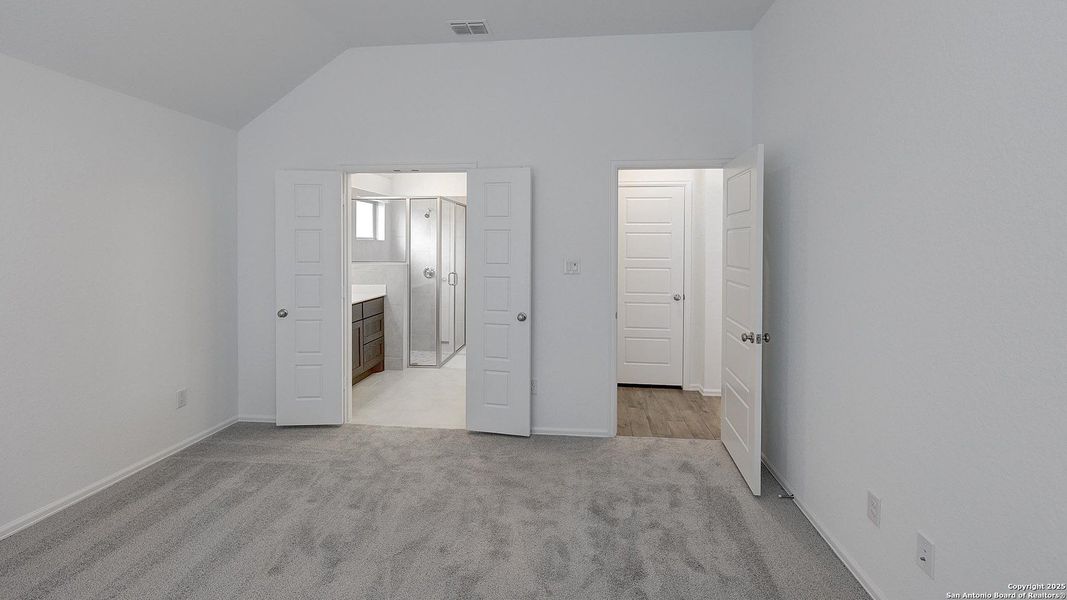 Spacious, unfurnished interior of a new home in Ladera 40', San Antonio (Image 16).