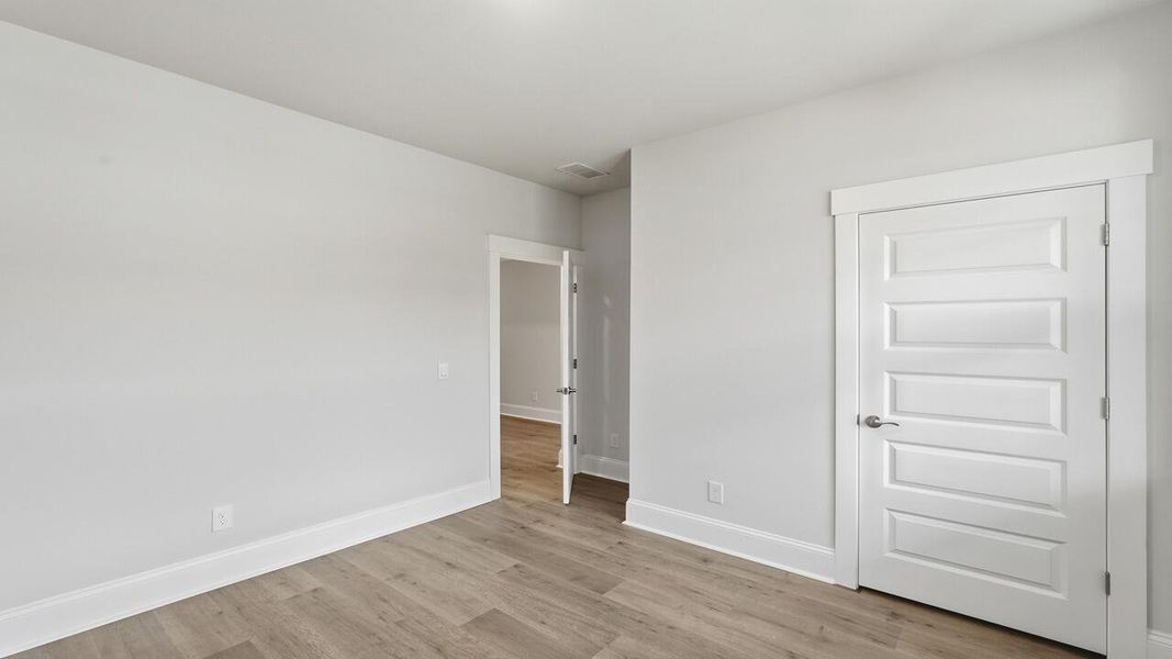 Spacious, unfurnished interior of a new home in Sheep Island, Summerville (Image 31).