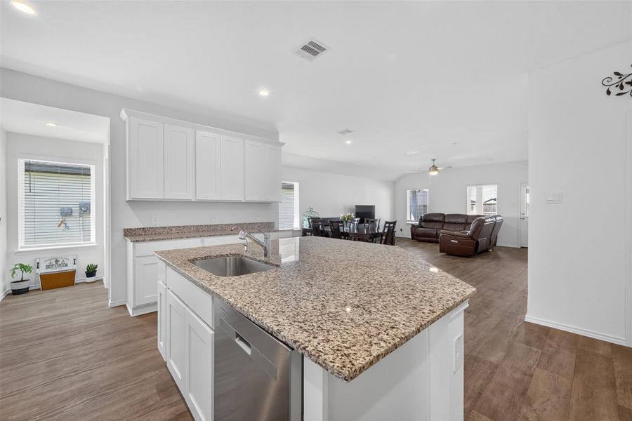 A grand centerpiece perfect for casual gatherings and elegant entertaining.