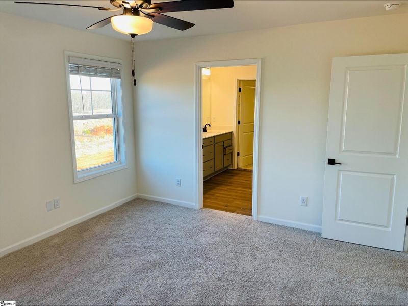 Spacious, unfurnished interior of a new home in Lynbrook, Boiling Springs (Image 8).