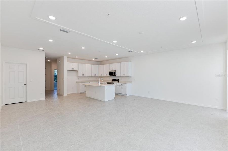 Spacious, unfurnished interior of a new home in , Apopka (Image 7).