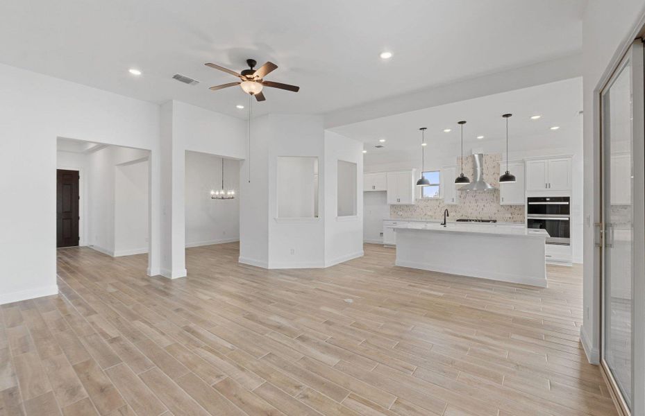 Spacious, unfurnished interior of a new home in Bluffview Reserve, Leander (Image 17).